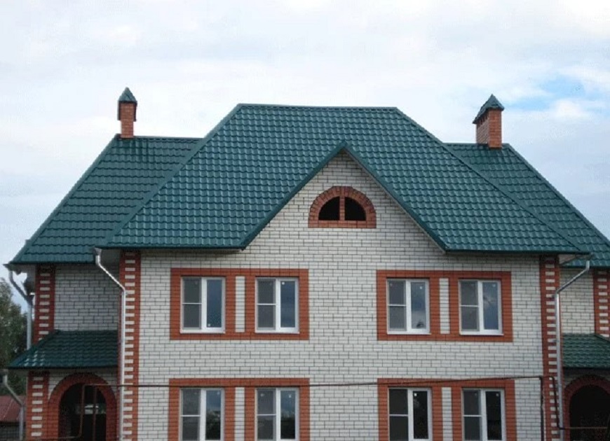 Mái tôn kim cương xanh đen tạo nét quyến rũ cho công trình biệt thự