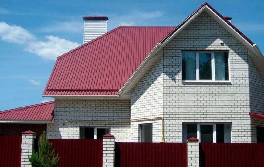 Tôn màu đỏ kim cương cũng được nhiều gia chủ chọn cho nhà biệt thự