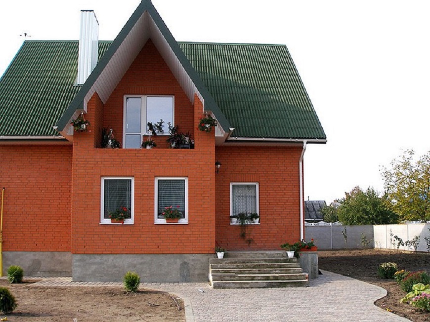 Tường gạch đỏ và mái tôn kim cương xanh đen là một sự kết hợp hoàn hảo