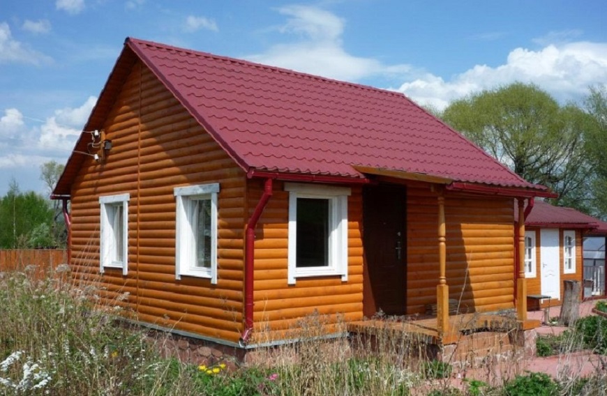 Mái tôn màu đỏ kim cương tôn lên vẻ đẹp của công trình nhà gỗ