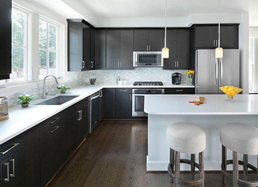 Phòng bếp hiện đại với tủ bếp gỗ và tay nắm kim loại