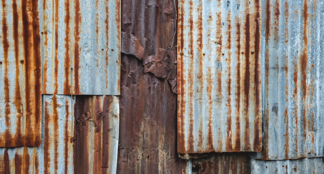 Bảo quản tôn không đúng cách sẽ khiến tôn dễ bị ăn mòn và rỉ sét