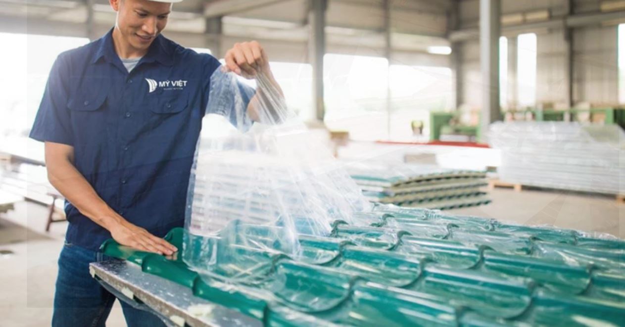 Bọc nilon lên bề mặt tôn khi xếp chồng để tránh bị trầy xước