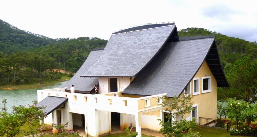 Mái nhà quá dốc dễ làm hao tổn tài lộc của gia chủ