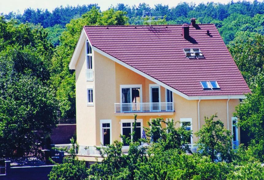 Mái nhà không cân đối khiến ánh sáng phân tán không đều