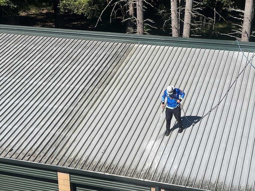 Vì là lớp che chắn bên ngoài, tôn sẽ bị các tác động bên ngoài ảnh hưởng khiến nó trở lên cũ đi nếu không vệ sinh cẩn thận