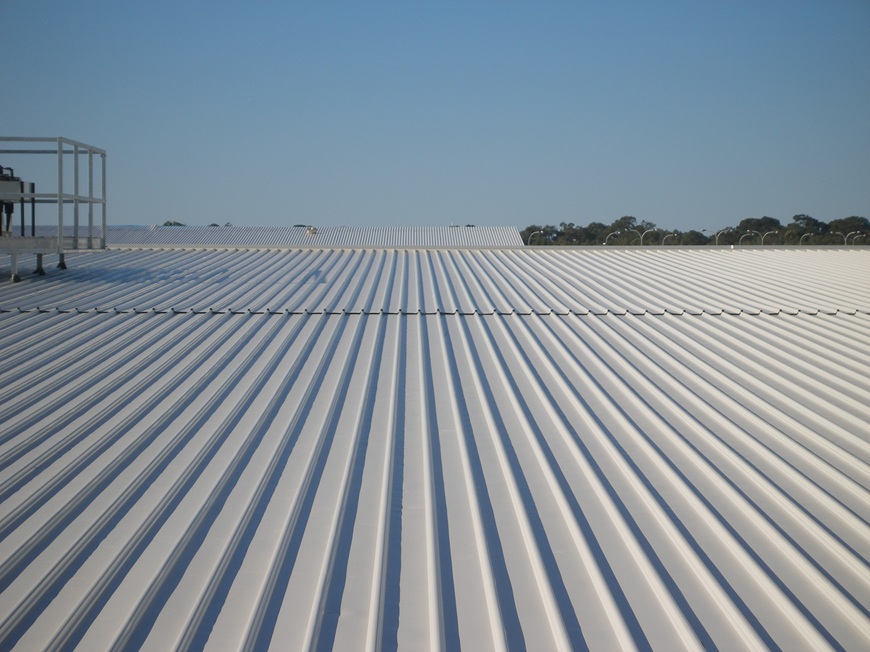 Dựa vào điều kiện khí hậu khu vực, bạn có thể cân nhắc chọn loại sóng kèm theo màu sắc giúp hạn chế yếu tố thời tiết