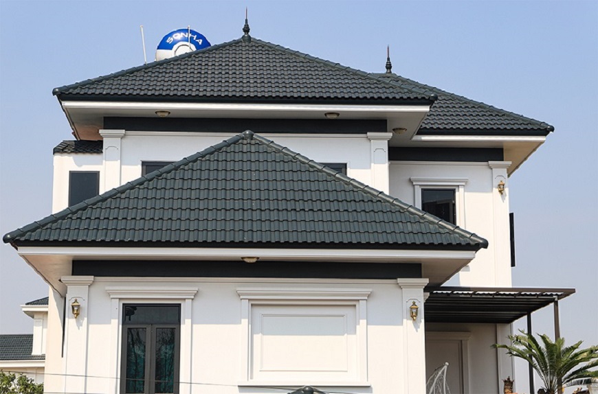 Sử dụng nền nhà màu trắng để làm nổi bật màu mái tôn