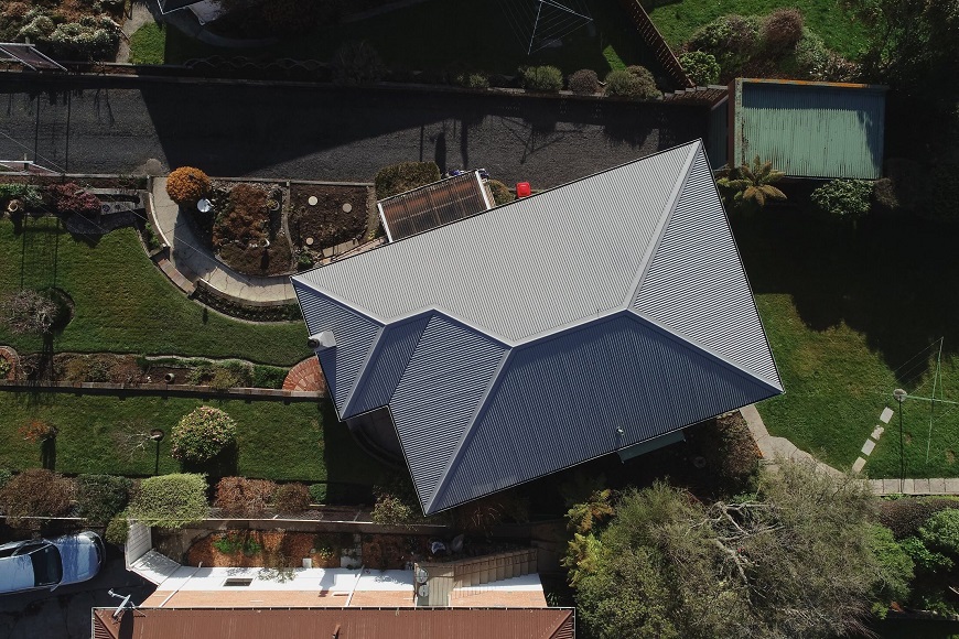 Cân nhắc các yếu tố tự nhiên như hướng gió, ánh sáng và độ dốc của mái cho phù hợp