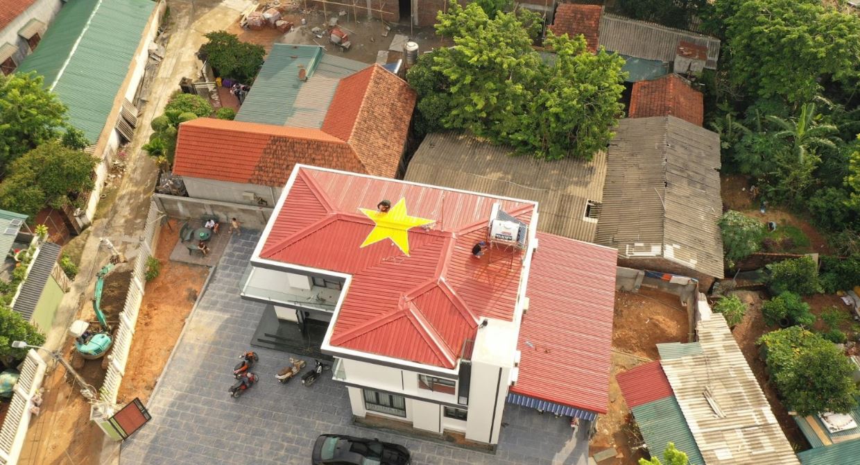 Biệt thự 2 tầng sử dụng tôn màu đỏ kết hợp sao vàng tạo thành lá cờ Tổ Quốc