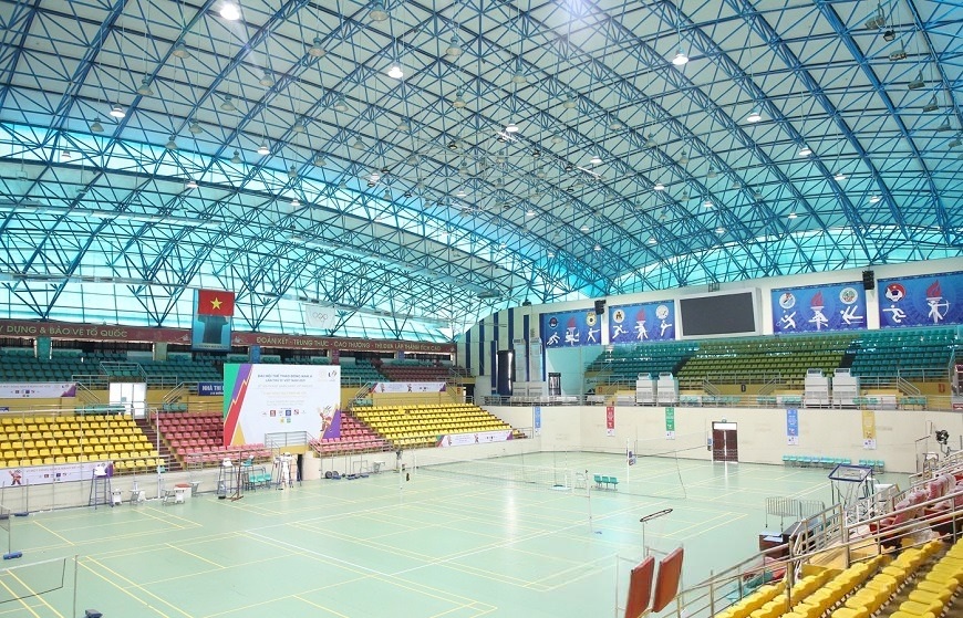 Mái vòm nhà thi đấu sử dụng tấm lợp lấy sáng vừa che nắng - che mưa, vừa tạo cảm giác thông thoáng