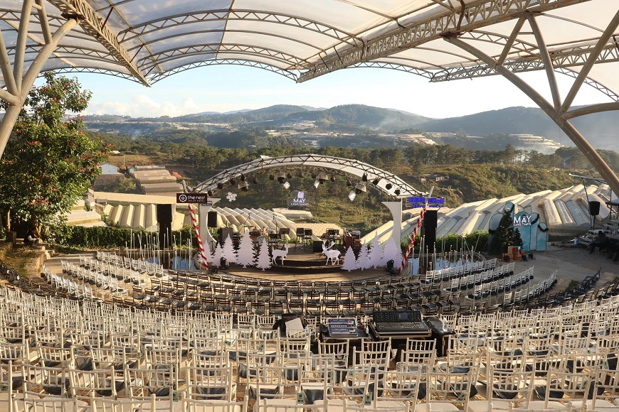 Mái vòm chỗ khán đài