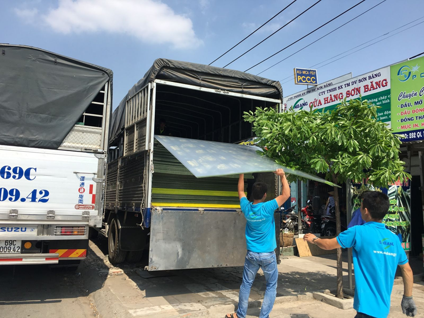 Sử dụng xe chuyên chở và cố định tấm lợp đúng kỹ thuật để đảm bảo chất lượng tuyệt đối khi đến tay khách hàng