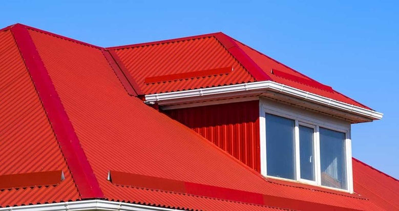 Tôn đỏ đậm nổi bật giữa khoảng trời xanh