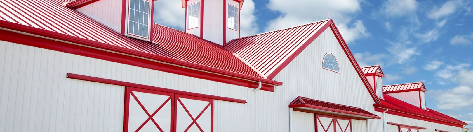 Công trình sử dụng tôn màu đỏ đậm rực rỡ giữa nền trời xanh bao la