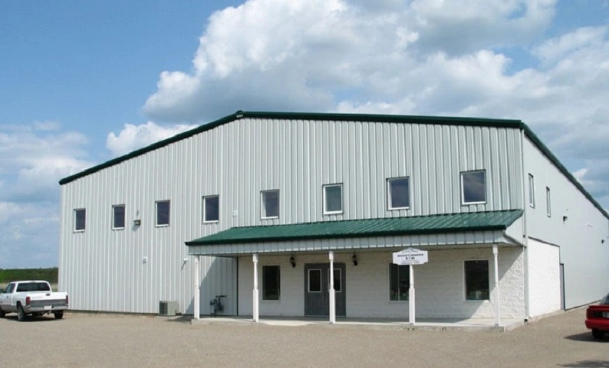 Tôn cách nhiệt màu trắng sữa hạn chế hấp thụ nhiệt cho nhà xưởng quy mô lớn