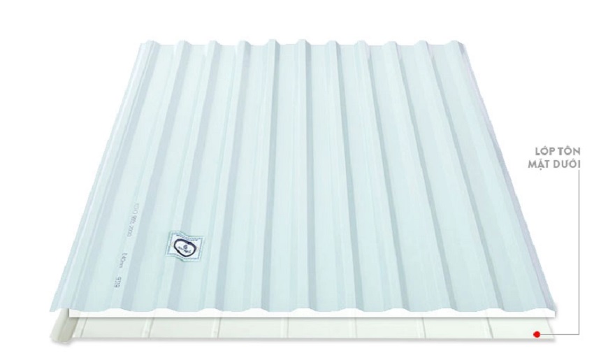 Ngoài lớp PU ở giữa nổi bật, các lớp tôn mặt trên và mặt dưới đều được xử lý qua nhiều lớp để tăng khả năng chống cháy