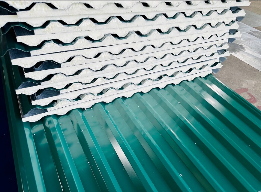 Lớp PU trắng ở giữa giúp cách âm, cách nhiệt, chống cháy làm giảm khả năng cháy nổ