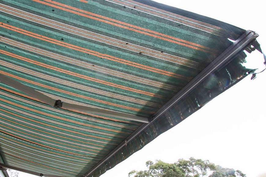 Mái hiên bằng bạt có tuổi thọ ngắn