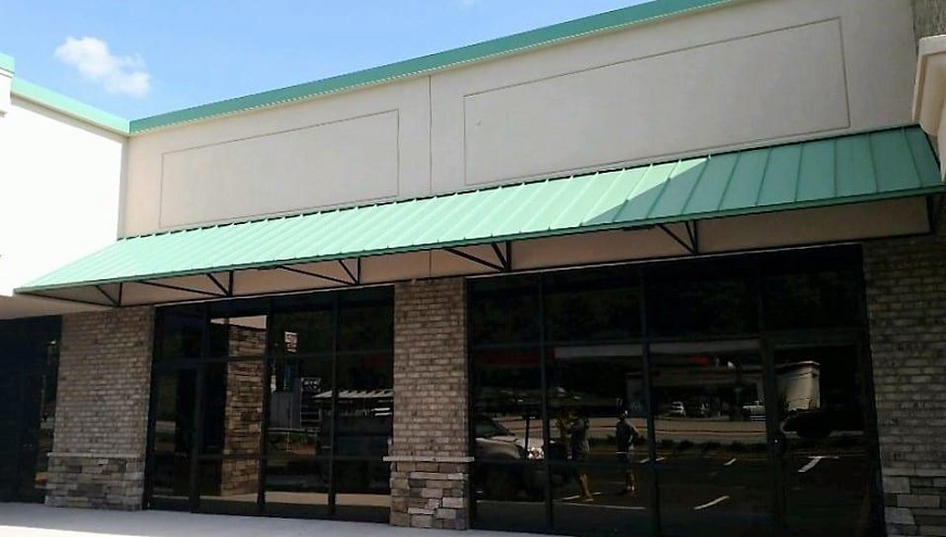 Mái hiên lợp tôn mang lại vẻ đẹp cho công trình