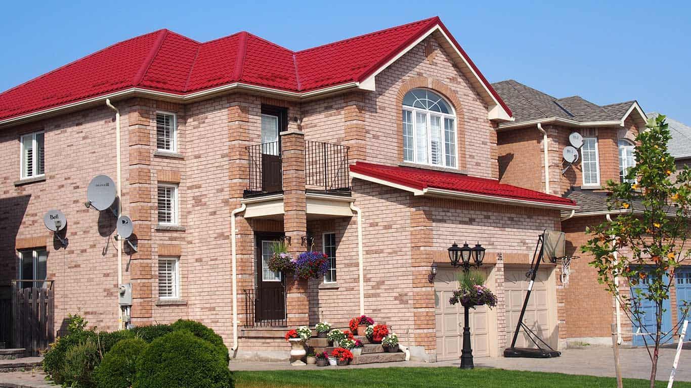 Nhà gạch với mái tôn sóng ngói màu đỏ đậm