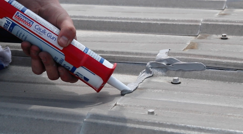 Gia cố lại các vị trí hở trên mái nhà