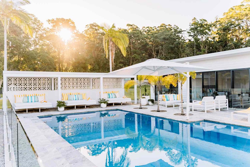 Bể bơi hình chữ nhật tận dụng triệt để không gian của ngôi nhà