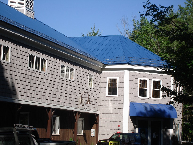 Nhà cấp 4 dáng phong cách châu Âu với mái tôn xanh dương