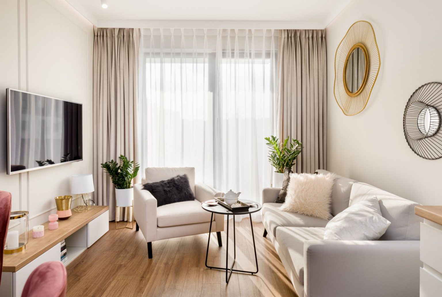 Rèm mỏng còn giúp tạo ra một không gian thoáng đãng và tự nhiên hơn, đồng thời giúp phòng trở nên thanh thoát và nhẹ nhàng hơn rất nhiều so với việc sử dụng rèm dày hoặc tối màu