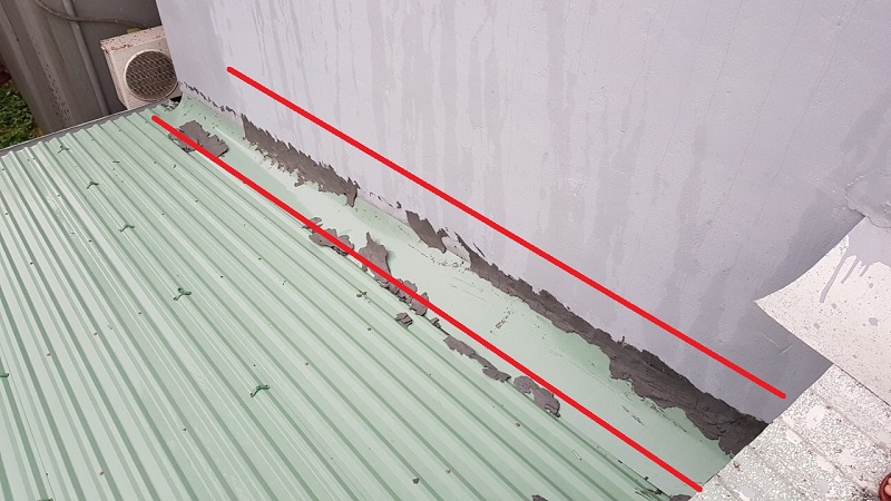 Móng nhà bị sụt lún sẽ tạo ra những khe hở giữa tường và mái tôn