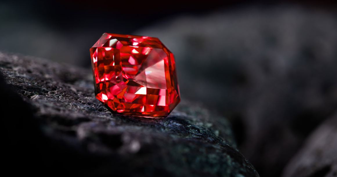 Màu đỏ kim cương mang đến vẻ đẹp nổi bật và rực rỡ