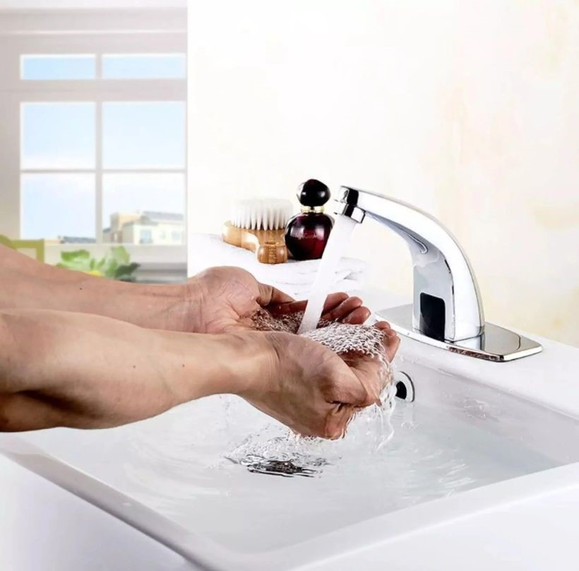 Mở vòi nước là một trong những hành động cần làm khi chuyển vào nhà mới