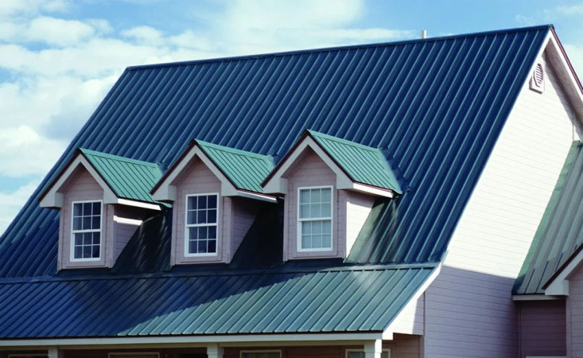 Lớp sơn tĩnh điện cao cấp trên bề mặt tôn giúp giữ màu bền đẹp theo thời gian