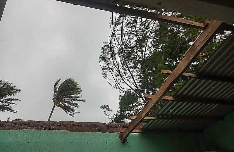 Mái tôn tốc khi gặp bão mạnh tiềm ẩn nhiều nguy hiểm