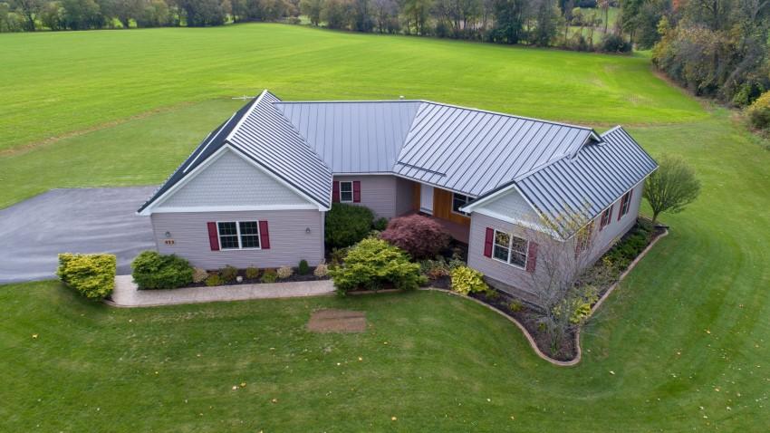 Tôn màu ghi xám đại diện cho vẻ đẹp mạnh mẽ và thành đạt