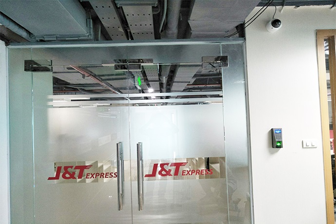 Lắp đặt hệ thống kiểm soát cửa dùng vân tay và chấm công cho công ty J&T Express
