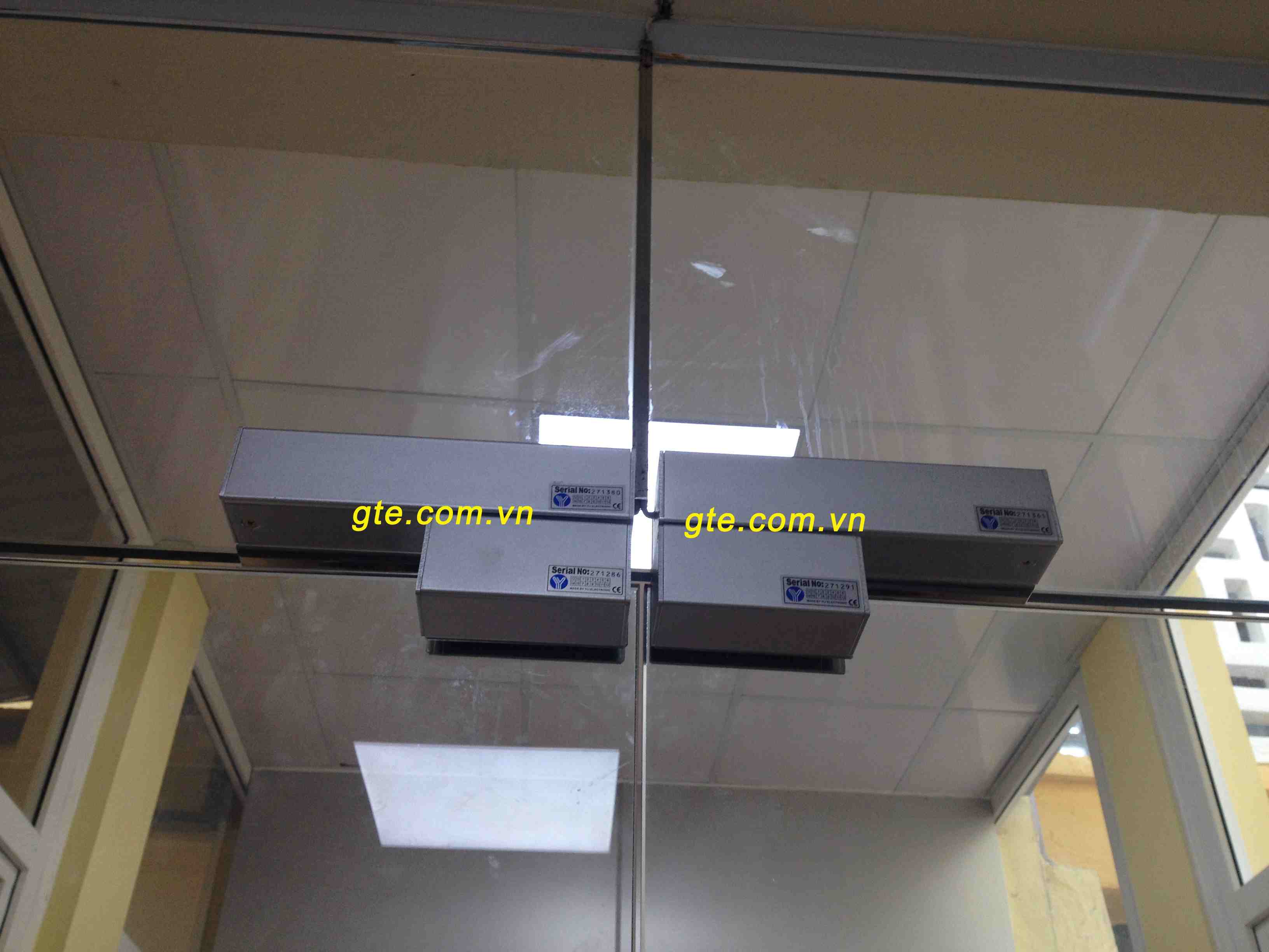 lắp đặt khóa chốt thả lên cửa full kính