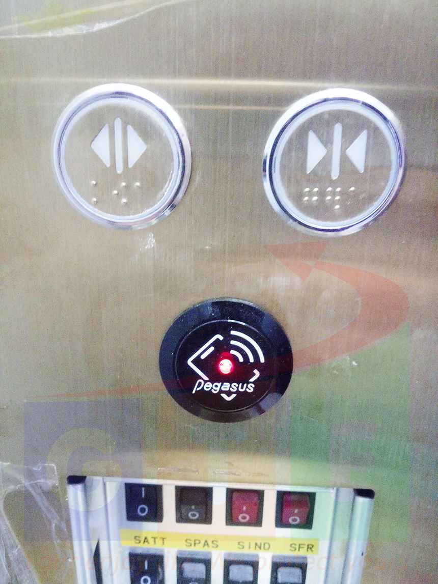đầu đọc thẻ kiểm soát thang máy