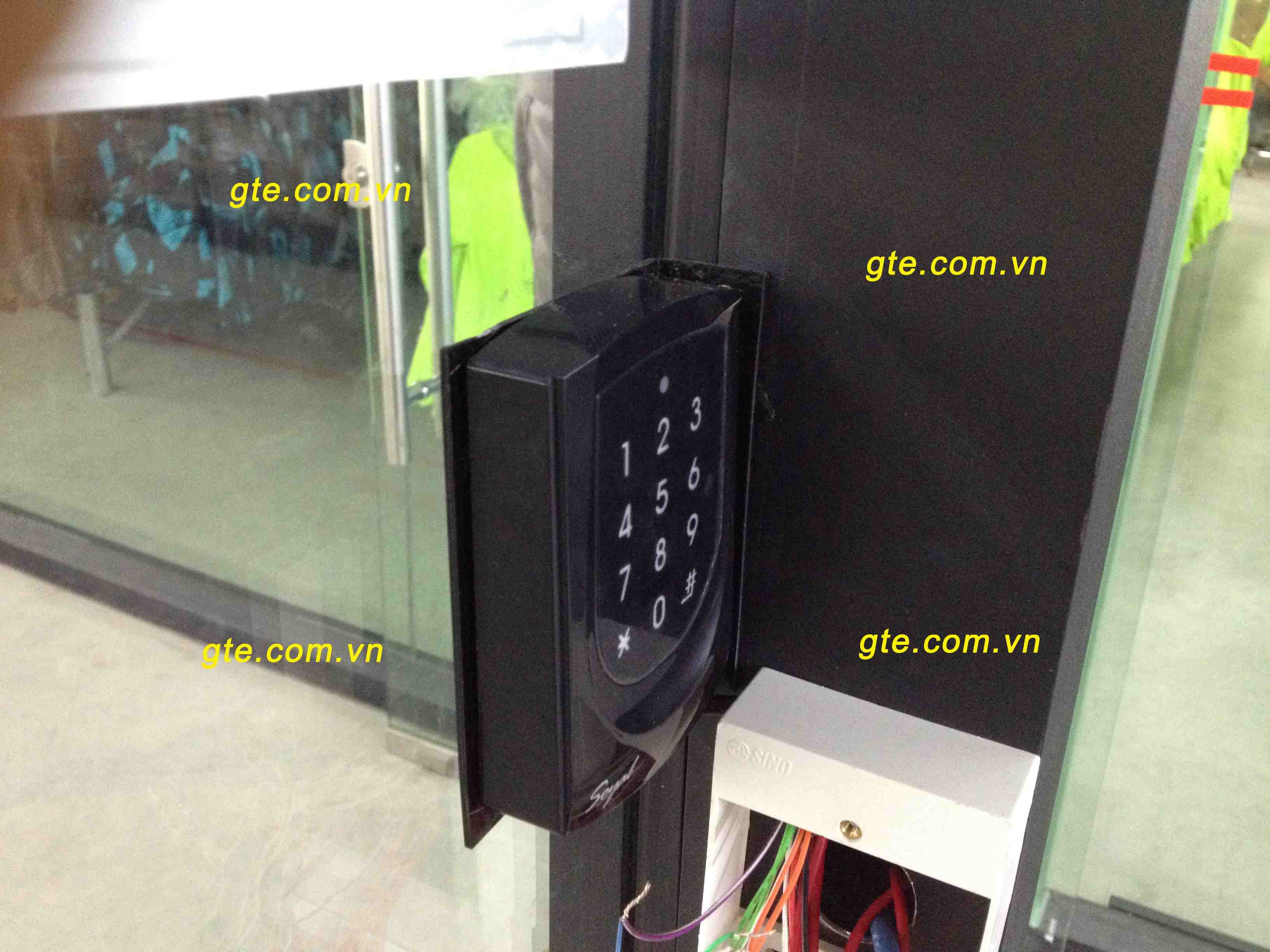 lắp đặt đầu đọc thẻ kiểm soát cửa