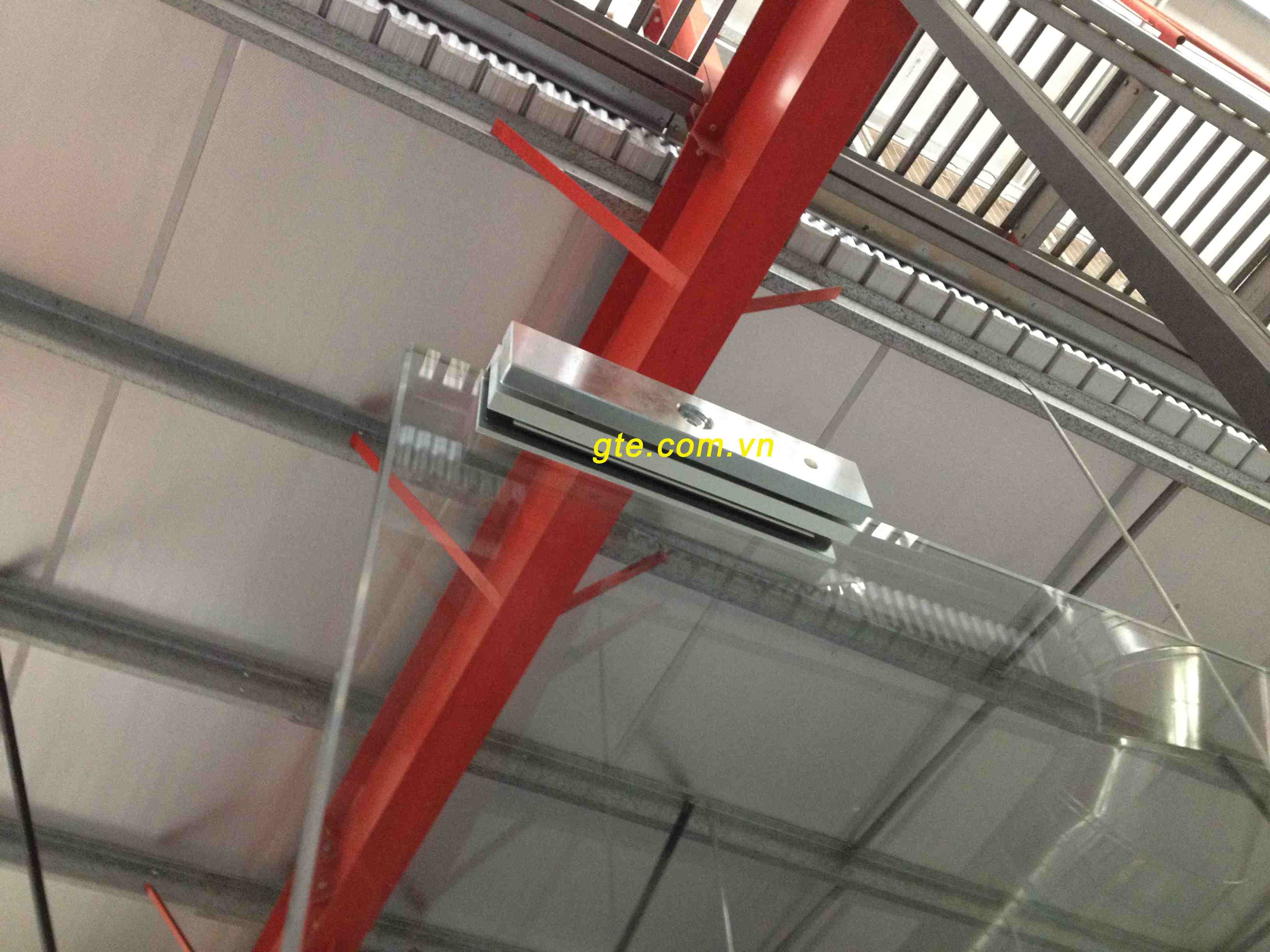 lắp khóa từ cho cửa kính