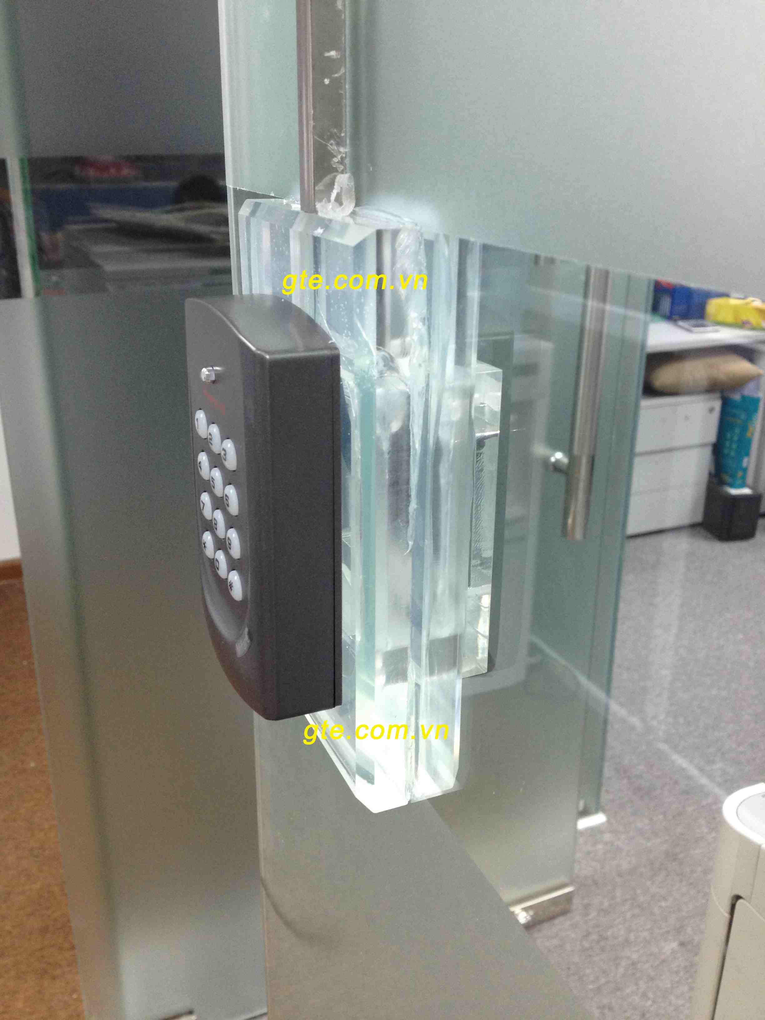 lắp đặt đầu đọc thẻ lên vách kính