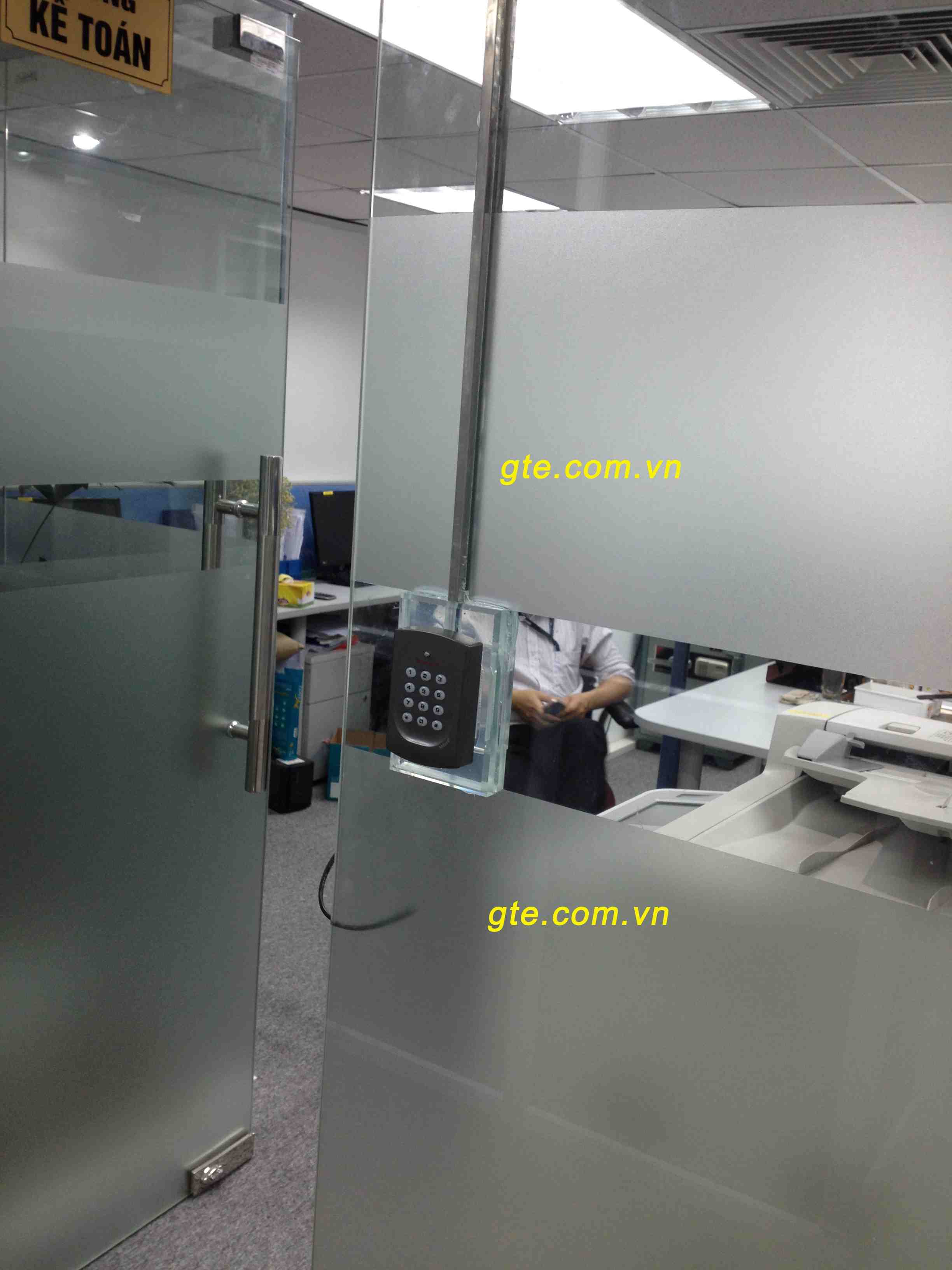 lắp kiểm soát cửa