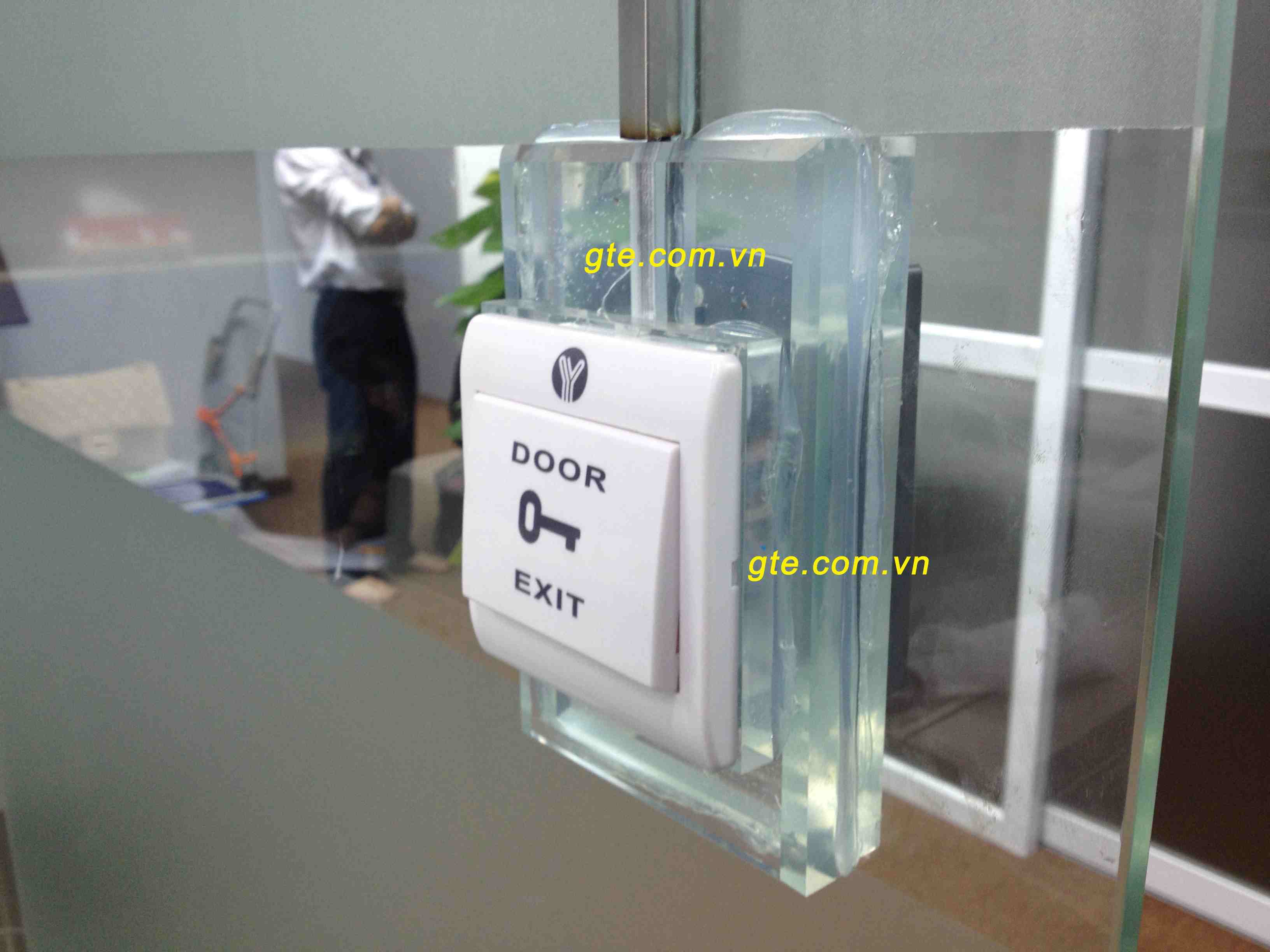 lắp đặt nút exit lên vách kính