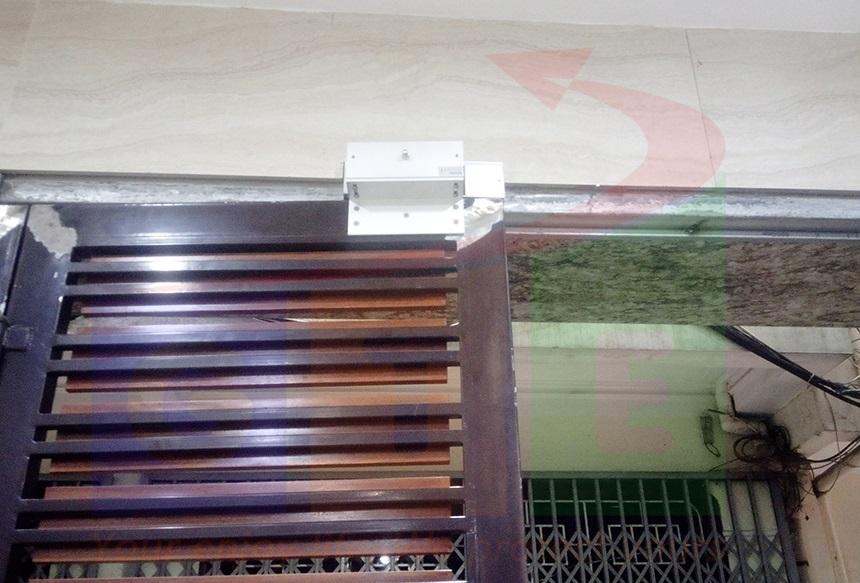 Lắp đặt khóa từ của hệ thống kiểm soát cửa cho cửa chính tòa nhà