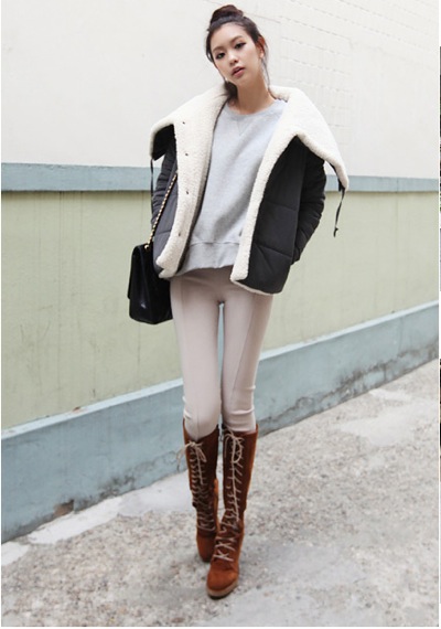 Quần legging khi kết hợp với giày boot cao cổ, sẽ giúp bạn khoe đôi chân dài miên man
