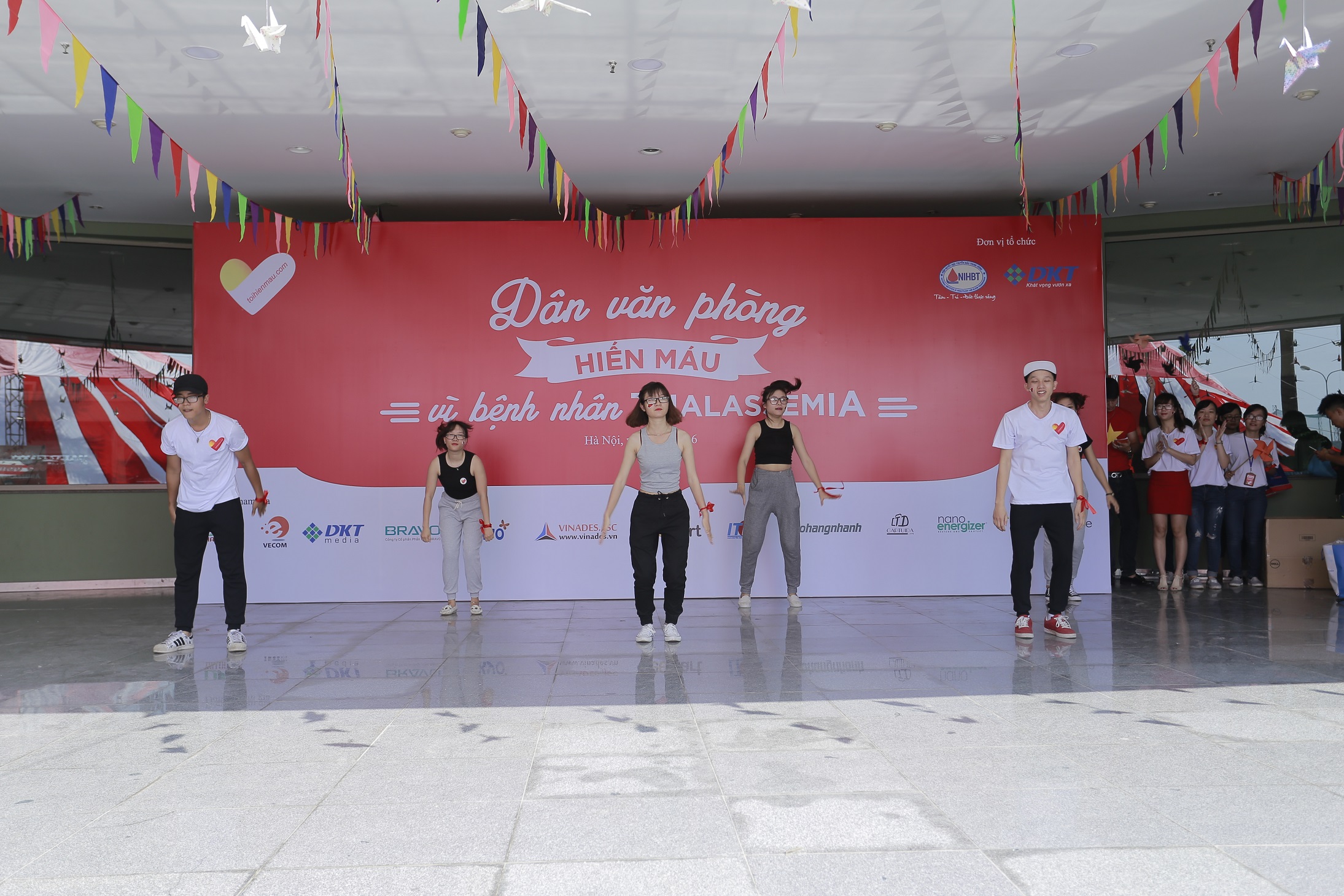 Dân văn phòng hiến máu vì bệnh nhân Thalassemia