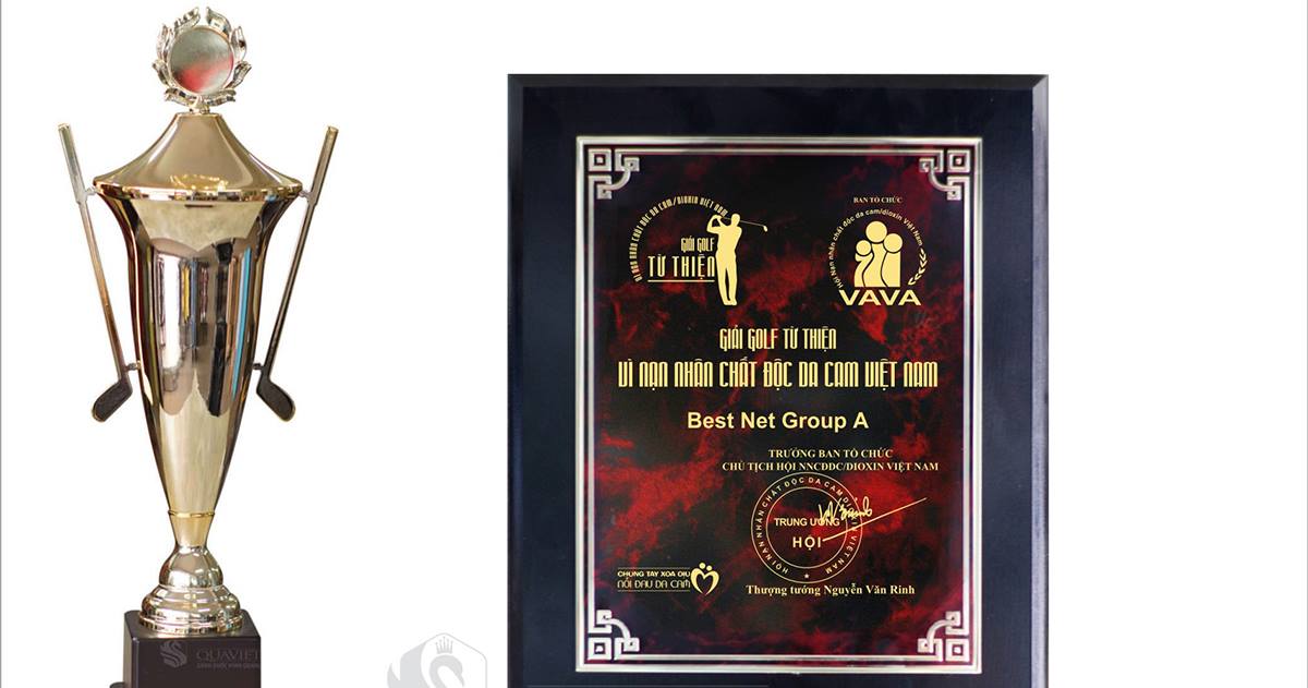 Cúp và bằng khen lưu niệm của giải