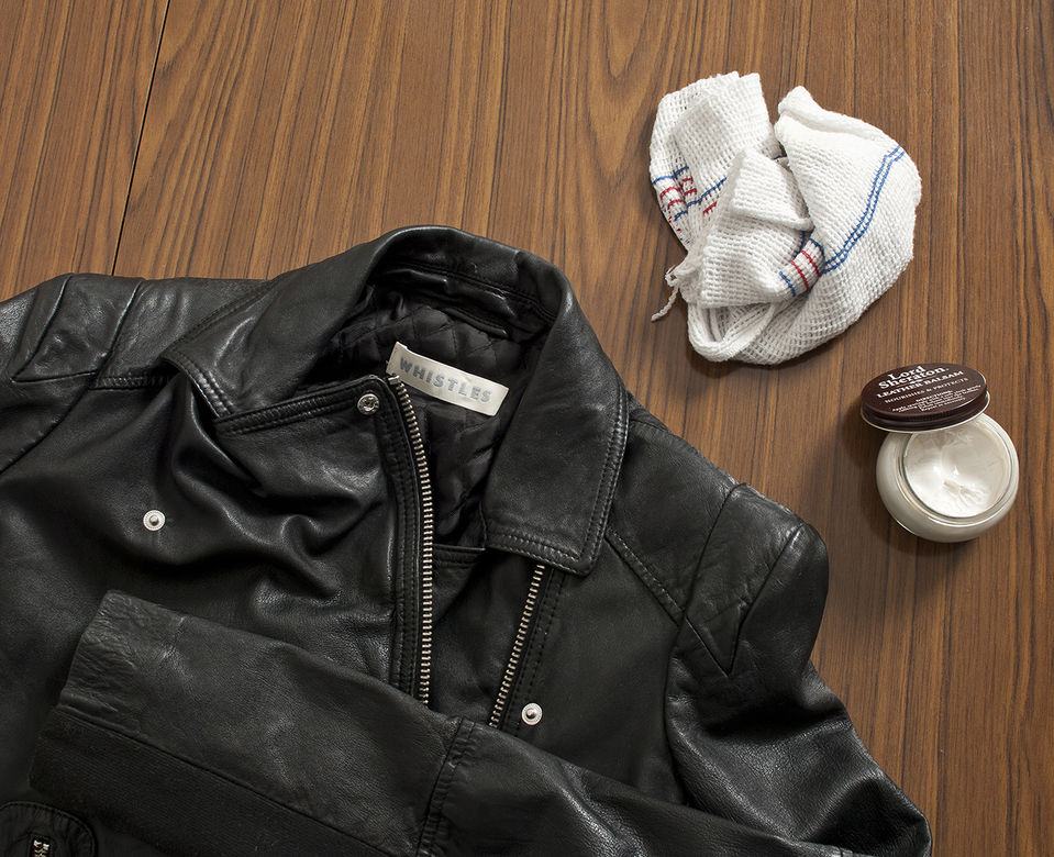 Dưỡng ẩm áo da bò định kỳ