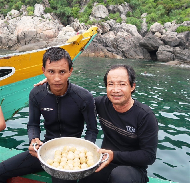 Anh Đinh Minh Đạo chuyển số trứng rùa biển cho Ban Quản lý Khu bảo tồn biển Cù Lao Chàm.