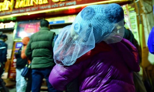 Bế con chờ mua vàng ngày thần tài